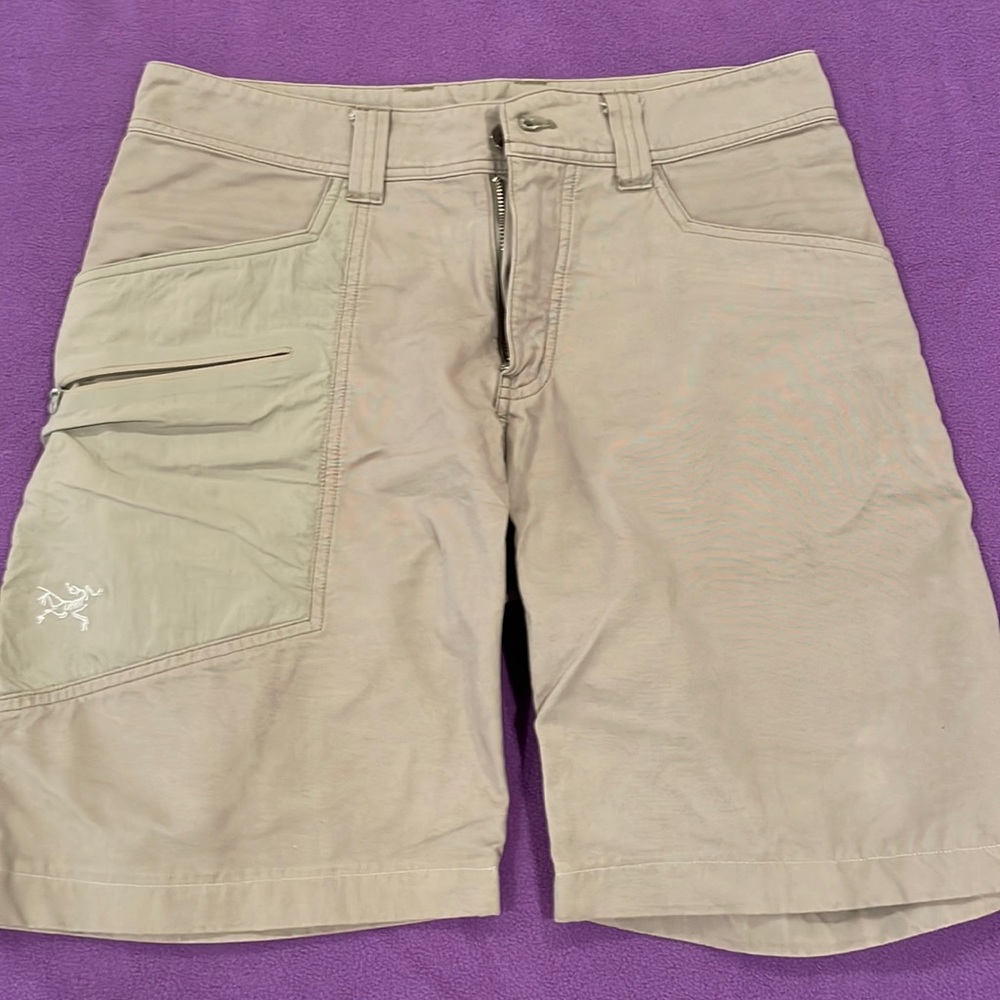 Arc’teryx men’s shorts 30 inch waist. Khaki with zipper pocket